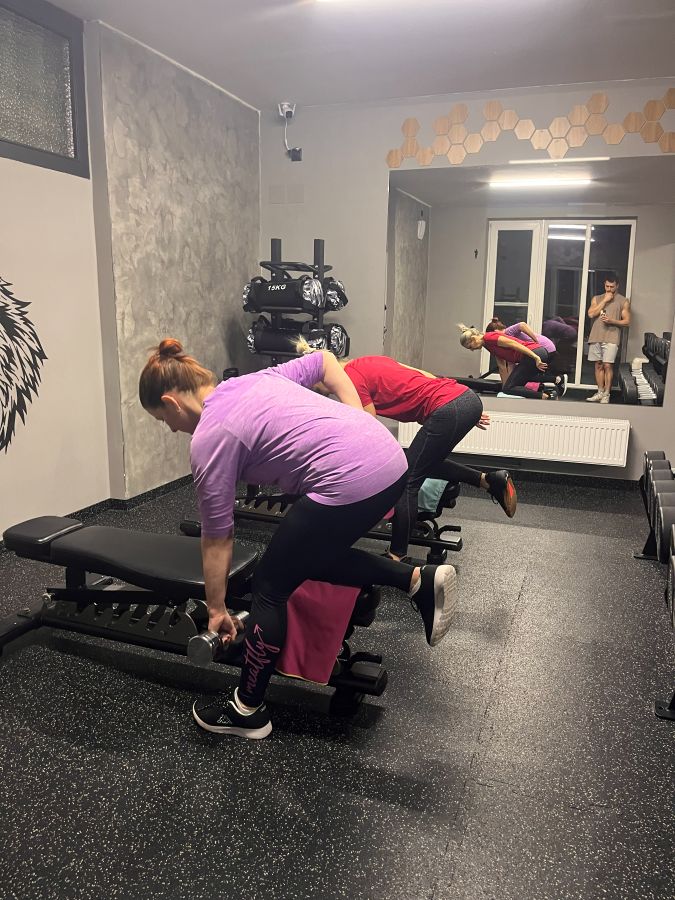 Klientka při tréninku na TRX
